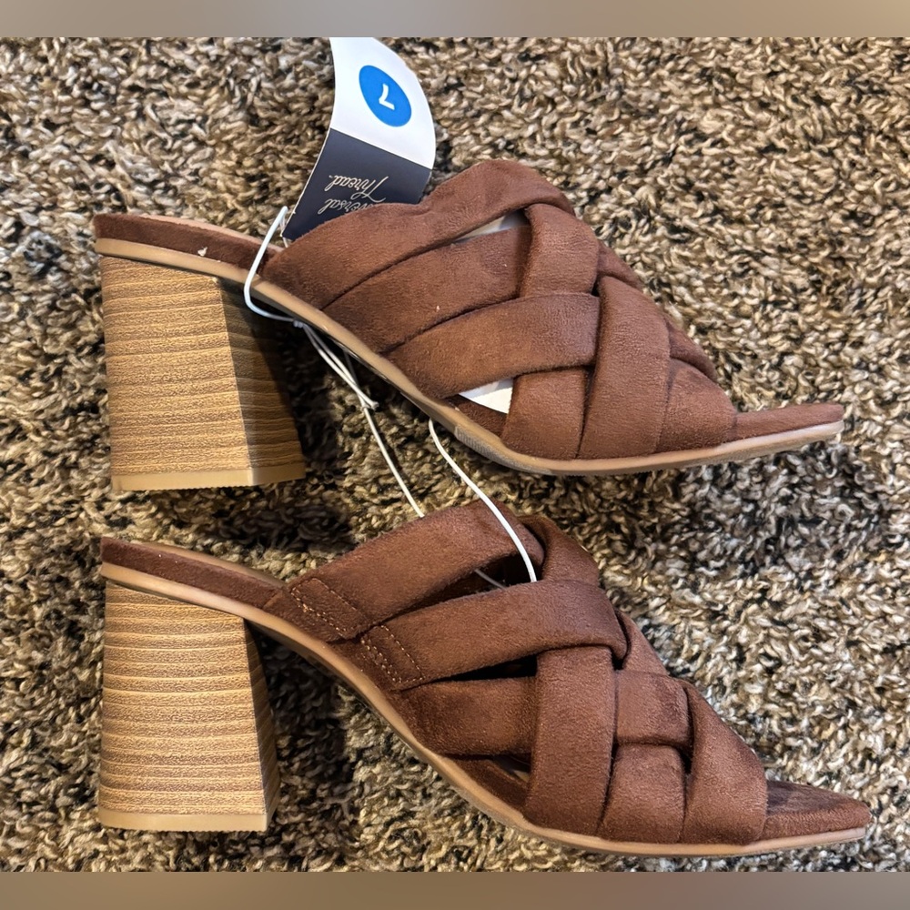 NWT • Universal Thread • Women’s Andy Mule Heels •Brown• Size 6.5 + 7 *Read info